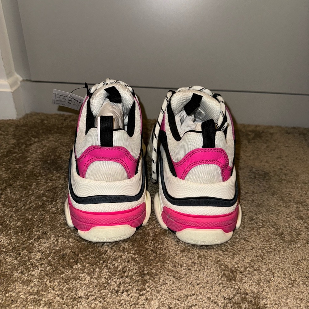 Authentic brand new (NEVER WORN) Balenciaga women’s triple S sneaker - Picture 2 of 4